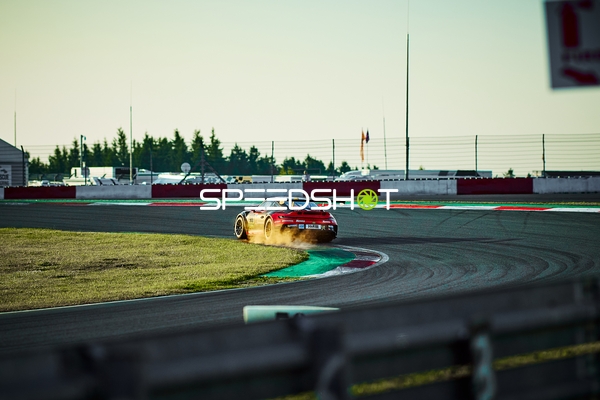 Rennfahrzeug auf der Rennstrecke