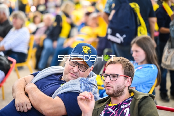 Zuschauer verfolgen das Spiel.