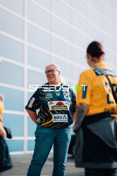 Person mit Haukur Thrastarson (25; Rhein Neckar Löwen) im Gespräch