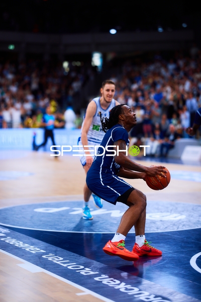 shoot DJ Horne (0;MLP Academics Heidelberg), Einaras Tubutis (37;Frankfurt Skyliners)