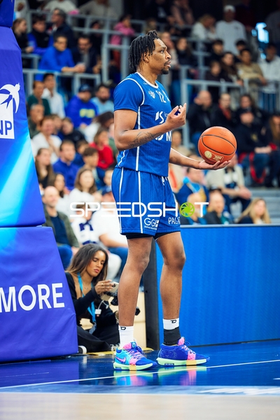 Osun Osunniyi (12, MLP Academics Heidelberg) hält Ball