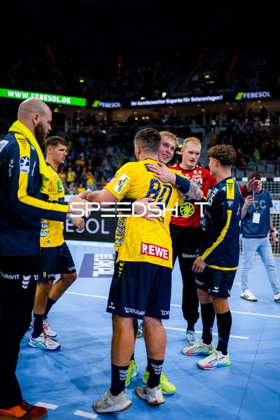 Jannik Kohlbacher (80; Rhein Neckar Löwen) und Sebastian Heymann (13; Rhein Neckar Löwen) begrüßen sich