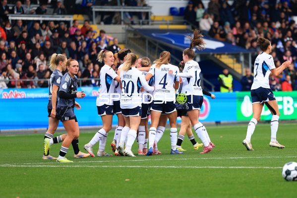 Spielerinnen feiern Tor