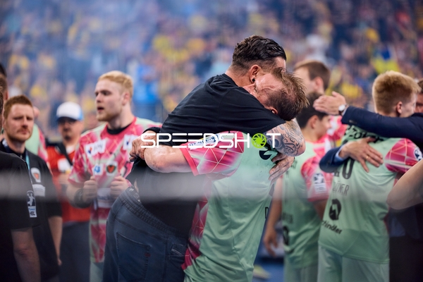 Spieler und Trainer feiern