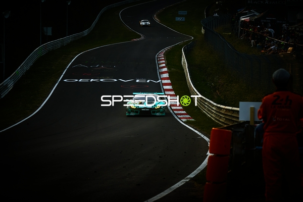 Rennfahrzeug auf der Rennstrecke