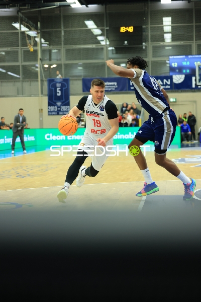Spielaktion mit 19; MLP Academics Heidelberg und David Nejezchleb (9; Basketball Nymburg)