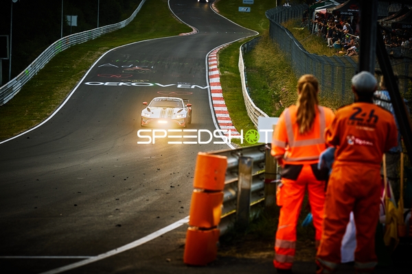 Rennwagen auf Strecke