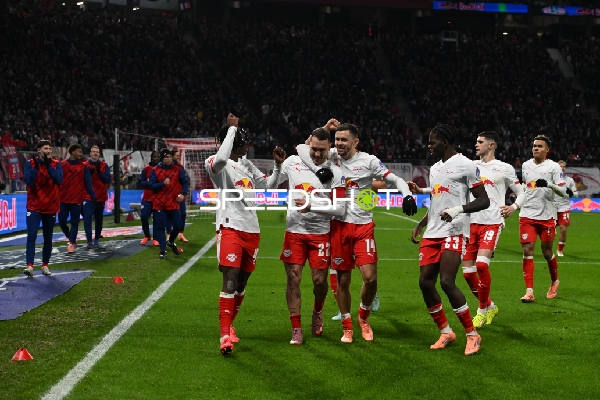 Spieler feiern gemeinsam