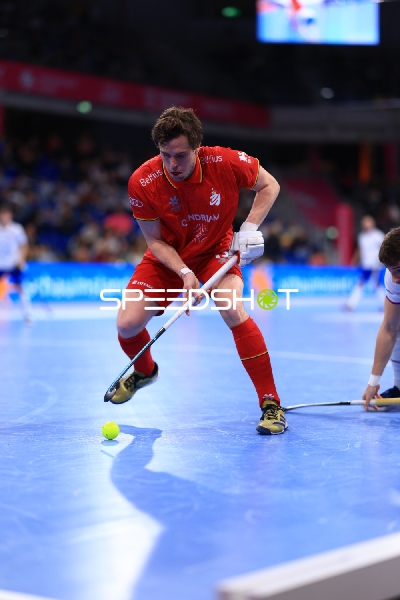 Philippe SIMAR (11; Belgien) kontrolliert den Ball