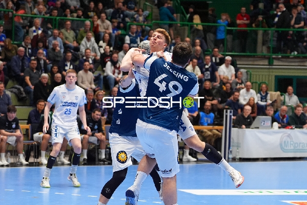 49; TBV Lemgo im Zweikampf mit Niels Versteijnen (25; TBV Lemgo) und Lukas Hutecek (2; TBV Lemgo)