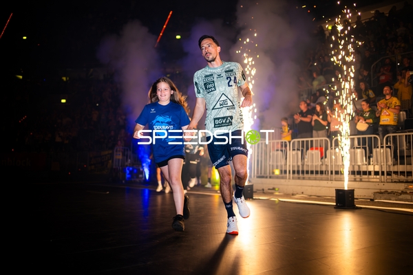 Einlauf mit Jubel und Pyrotechnik