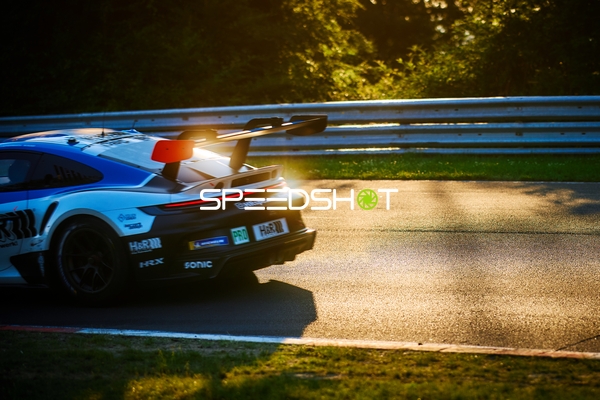 Rennfahrzeug auf der Rennstrecke