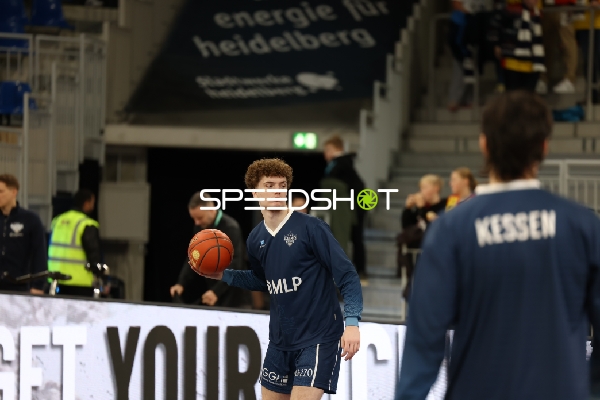 Ein Spieler im Training mit einem Basketball.