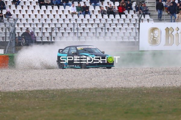 Heiko Sandherr driftet durch das Kiesbett