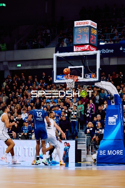 Ein Spieler von MLP Academics Heidelberg versucht einen Korbleger.