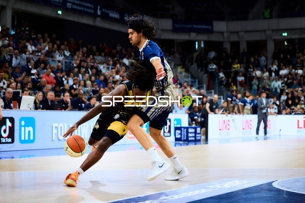 Erol Ersek (11; MLP Academics Heidelberg) verteidigt