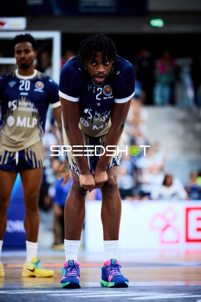 Spielszene mit Osun Osunniyi (12; MLP Academics Heidelberg) und Michael Weathers (20; MLP Academics Heidelberg)