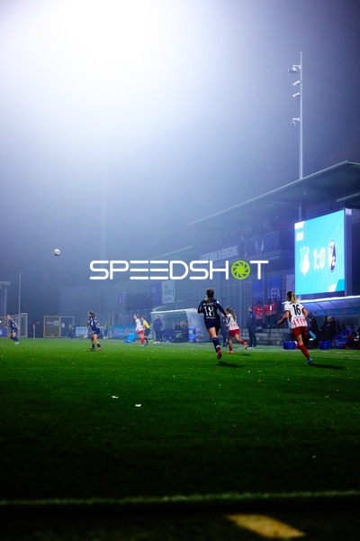 Spieler laufen dem Ball nach