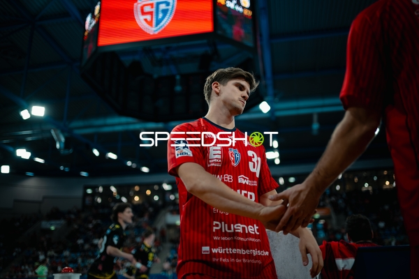 Alexander Pfeifer (31; SG BBM Bietigheim) begrüßt Teamkollegen