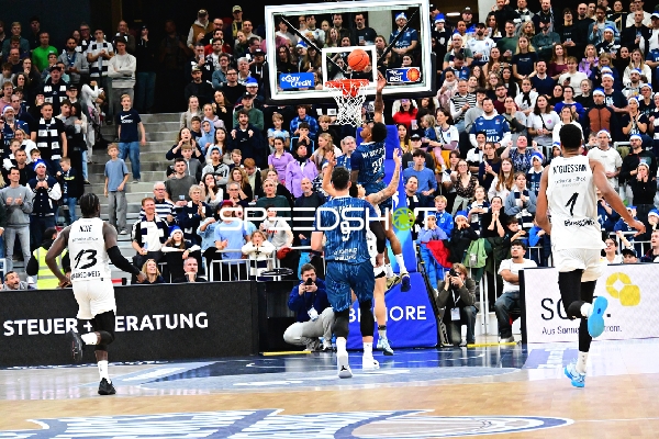 Michael Weathers (20; MLP Academics Heidelberg) mit Korbversuch