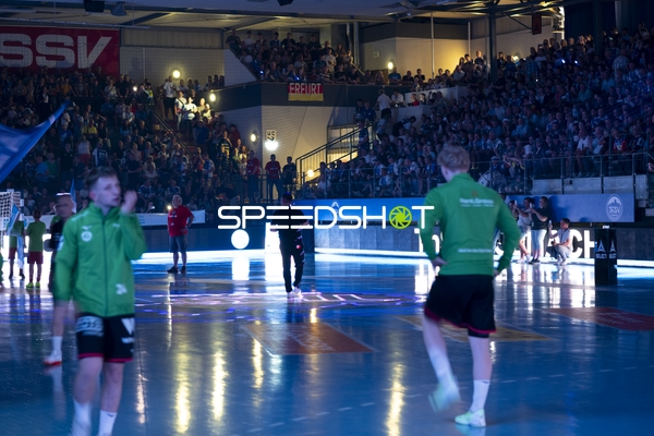 Spieler laufen auf dem Spielfeld