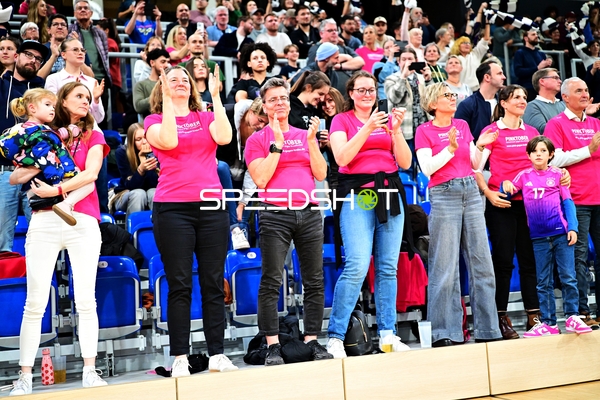 Fans feiern im SNP Dome