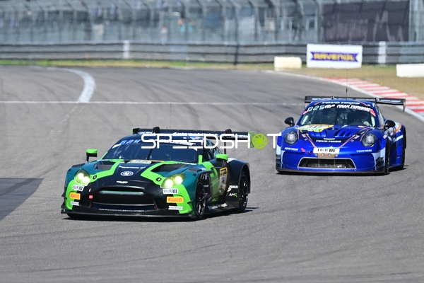 Rennfahrzeuge auf der Rennstrecke