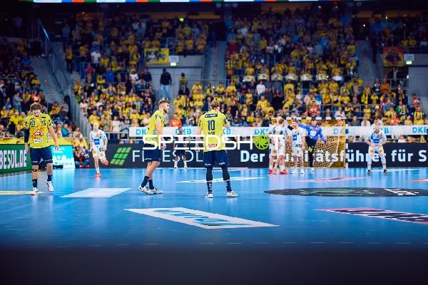 Spieler warten auf den Anpfiff