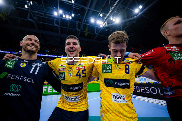 Halil Jaganjac (45; Rhein Neckar Löwen), Tim Nothdurft (8; Rhein Neckar Löwen) und Lukas Sandell (11; Rhein Neckar Löwen) jubeln gemeinsam Drei Spieler der Rhein Neckar Löwen, darunter Halil Jaganjac (45; Rhein Neckar Löwen), Tim Nothdurft (8; Rhein Neckar Löwen) und Lukas Sandell (11; Rhein Neckar Löwen), feiern gemeinsam nach dem Spiel in der SAP Arena. - Lukas Sandell, Halil Jaganjac, Tim Nothdurft