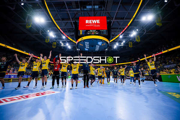 Jubel der Steven Plucnar Jacobsen (9; Rhein Neckar Löwen), Robert Timmermeister (7; Rhein Neckar Löwen) und weiteren Die Spieler der Rhein Neckar Löwen mit den Nummern 9, 7, 45, 8, 20, 29, 13 und 80 jubeln gemeinsam auf dem Spielfeld in der SAP Arena in Mannheim. - Sebastian Heymann, Mike Jensen, David Späth, Halil Jaganjac, Robert Timmermeister, Jannik Kohlbacher, Tim Nothdurft, Steven Plucnar Jacobsen