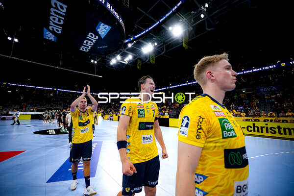 Spieler Robert Timmermeister (7; Rhein Neckar Löwen), Haukur Thrastarson (25; Rhein Neckar Löwen) und Mathias Larson (4; Rhein Neckar Löwen) positionieren sich Drei Spieler der Rhein Neckar Löwen positionieren sich auf dem Spielfeld in der SAP Arena in Mannheim. - Haukur Thrastarson, Mathias Larson, Robert Timmermeister