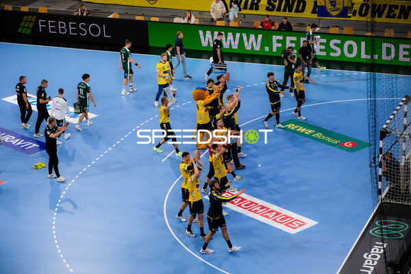 Kevin Gerwin (49; Rhein Neckar Löwen), Jannik Kohlbacher (80; Rhein Neckar Löwen) und Sebastian Heymann (13; Rhein Neckar Löwen) positionieren sich Drei Spieler der Rhein Neckar Löwen positionieren sich auf dem Spielfeld in der SAP Arena in Mannheim. - Sebastian Heymann, Kevin Gerwin, Jannik Kohlbacher