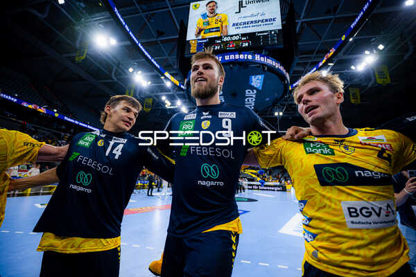 Mathias Larson (4; Rhein Neckar Löwen), Steven Plucnar Jacobsen (9; Rhein Neckar Löwen) und Gino Steenaerts (14; Rhein Neckar Löwen) positionieren sich Drei Spieler der Rhein Neckar Löwen mit den Nummern 4, 9 und 14 positionieren sich auf dem Spielfeld in der SAP Arena in Mannheim. - Gino Steenaerts, Patrick Groetzki, Mathias Larson, Steven Plucnar Jacobsen
