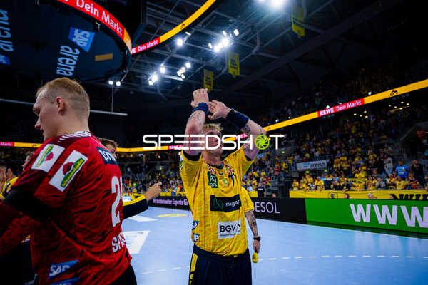David Späth (29; Rhein Neckar Löwen) und Edwin Aspenbäck (78; Rhein Neckar Löwen) positionieren sich Zwei Spieler der Rhein Neckar Löwen positionieren sich auf dem Spielfeld in der SAP Arena in Mannheim. - David Späth, Edwin Aspenbäck