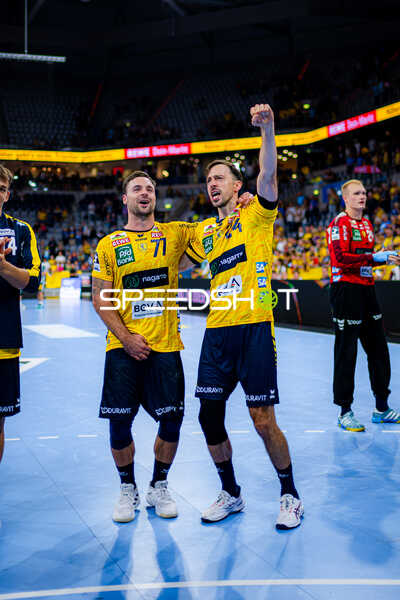 Dani Baijens (77; Rhein Neckar Löwen) und Patrick Groetzki (24; Rhein Neckar Löwen) jubeln gemeinsam Zwei Spieler der Rhein Neckar Löwen jubeln gemeinsam in der SAP Arena in Mannheim. - Patrick Groetzki, David Späth, Dani Baijens