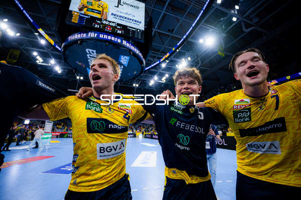 Mathias Larson (4; Rhein Neckar Löwen), 5; Rhein Neckar Löwen und David More (15; Rhein Neckar Löwen) jubeln gemeinsam Drei Spieler der Rhein Neckar Löwen in gelben Trikots jubeln gemeinsam nach dem Spiel in der SAP Arena in Mannheim. - David More, Mathias Larson, Robert Timmermeister