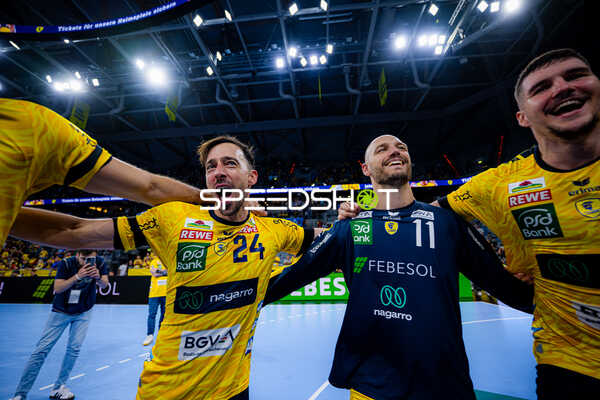 Patrick Groetzki (24; Rhein Neckar Löwen), Lukas Sandell (11; Rhein Neckar Löwen) und Halil Jaganjac (45; Rhein Neckar Löwen) jubeln gemeinsam Drei Spieler der Rhein Neckar Löwen, darunter Patrick Groetzki (24; Rhein Neckar Löwen), Lukas Sandell (11; Rhein Neckar Löwen) und Halil Jaganjac (45; Rhein Neckar Löwen), jubeln gemeinsam nach einem erfolgreichen Spiel. - Lukas Sandell, Patrick Groetzki, Halil Jaganjac