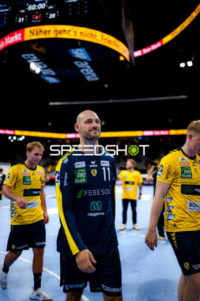 Spieler Lukas Sandell (11; Rhein Neckar Löwen) und Mathias Larson (4; Rhein Neckar Löwen) positionieren sich Spieler Lukas Sandell (11; Rhein Neckar Löwen) und Mathias Larson (4; Rhein Neckar Löwen) der Rhein Neckar Löwen positionieren sich nach dem Spiel. - Lukas Sandell, Mathias Larson
