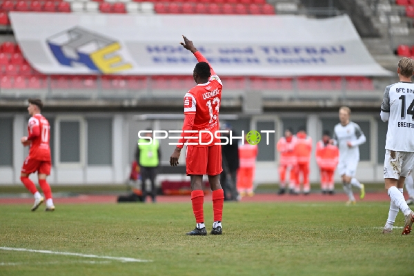 Obed Chidindu Ugondu (13; FC Rot Weiß Erfurt), Lars Kleiner (17; FC Rot Weiß Erfurt) und Joey Breitfeld (14; BFC Dynamo) auf dem Feld