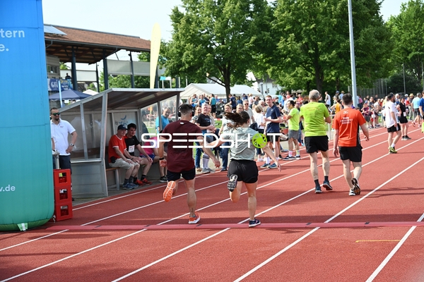 Gemeinsamer Zieleinlauf beim TVE Sommerlauf