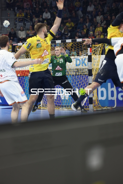 Torhüter versucht einen Wurf abzuwehren