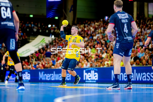 Wurf von Jannik Kohlbacher (80;Rhein Neckar Löwen) gegen 4; SG Flensburg Handewitt