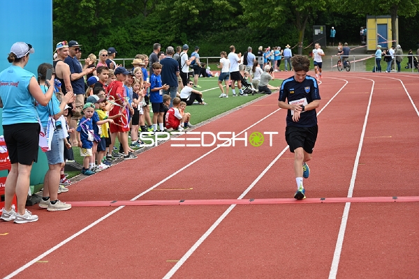 Läufer überquert Ziellinie