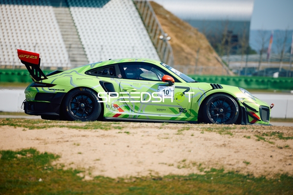 Grünes Auto Nummer 10 auf der Rennstrecke