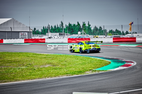 Rennfahrzeug auf der Rennstrecke