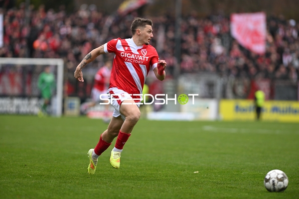 Erik Engelhardt mit Ball