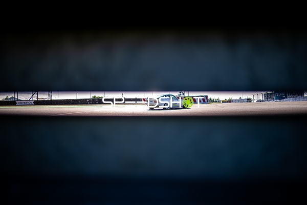 Klassischer BMW auf der Rennstrecke