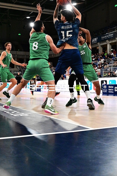 Marcel Keßen (15; MLP) wirft auf Korb