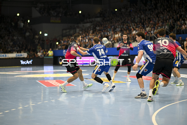 Filip Vistorop (4; HSG Wetzlar) verteidigt gegen Vincent Buchner (74; ThSV Eisenach) und Tillman Leu (99; ThSV Eisenach) Filip Vistorop (4; HSG Wetzlar) verteidigt gegen Vincent Buchner (74; ThSV Eisenach) und Tillman Leu (99; ThSV Eisenach) in der Werner-Assmann Halle in Eisenach - Filip Vistorop, Vincent Buchner, Stefan Cavor, Tillman Leu