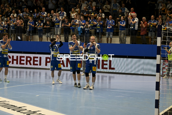 Spieler Stephan Seitz (44; ThSV Eisenach), Timothy Reichmuth (5; ThSV Eisenach) und Tillman Leu (99; ThSV Eisenach) klatschen Stephan Seitz (44; ThSV Eisenach), Timothy Reichmuth (5; ThSV Eisenach), Tillman Leu (99; ThSV Eisenach) und Peter Walz (14; ThSV Eisenach) klatschen vor den Fans in der Werner-Assmann Halle in Eisenach - Peter Walz, Stephan Seitz, Timothy Reichmuth, Tillman Leu
